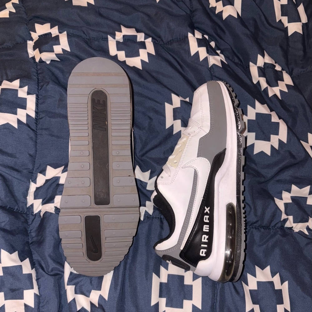 Nike Men’s White and Gray Athletic Sneakers - Picture 5 of 6
